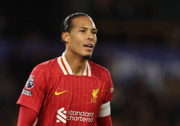 Lawrenson khuyên Liverpool nên gia hạn hợp đồng với Van Dijk (trong ảnh).